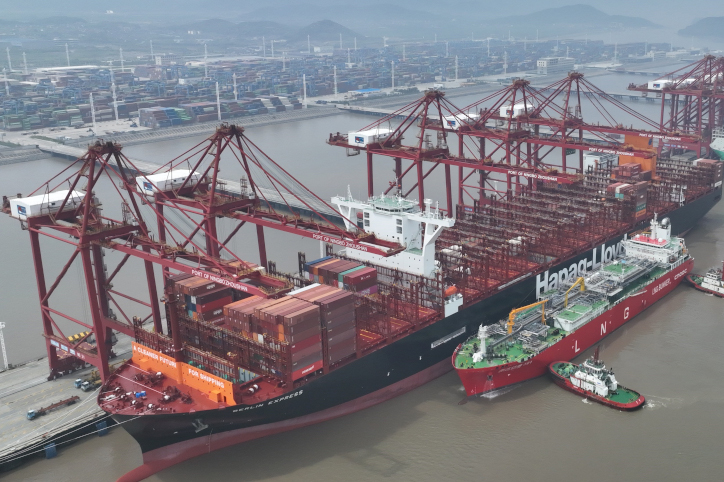 World Fuel Services completes first LNG bunkering in China for Hapag-Lloyd